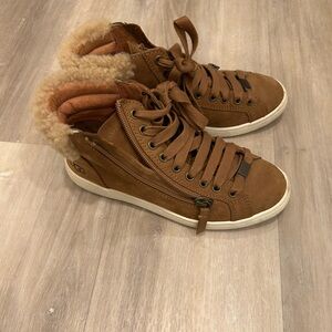 UGG Women's Alameda Mid Zip Sneaker